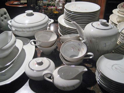KPM porcelain dinner service.: KPM porcelain dinner service: eight dinner plates, eight salad plates, eight cups, eight saucers, oval platter, oval dish, round bowl, round lidded tureen, teapot, gravy boat, lidded sugar and creamer