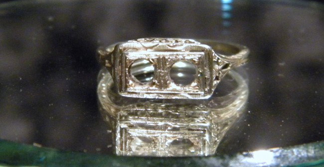 18 Kt White Gold Lady's Ring: 18k white gold ladies ring, size 7. Vintage