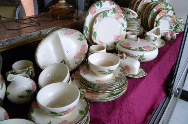 71Pc Franciscan Dessert Rose Service for 6: Franciscan Dessert Rose service for 6: dinner plates, salad plates, sandwich plates, bread plates, cups, saucers, mugs, sauce dishes, cereal bowls, soup plates. Serving Pieces: divided vegetable dish,