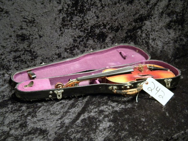 Antique Straduarius Cremonensis Faciebat Anno Violin 17: Antonius Stradivarius Cremonensis Faciebat Anno 1722 violin with case - poor condition. Antique