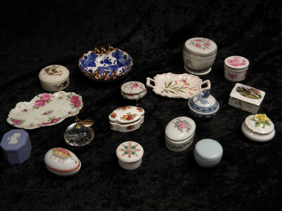 17 Small Dresser Items: 17 Small Dresser Items: Boxes included Limoges, Haviland, Noritake, Royal Albert, Wedgwood, Spode Gorham, Hammersley, Inlaid Marble, 2 Hand Painted Trays, Dish Made in Italy. -Wear on tray, most items