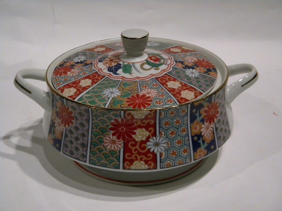 Arita China Serving Dish (Imari Style): Arita Fine China Porcelain Double handled, lidded serving dish - (Imari style design) 11" Diameter