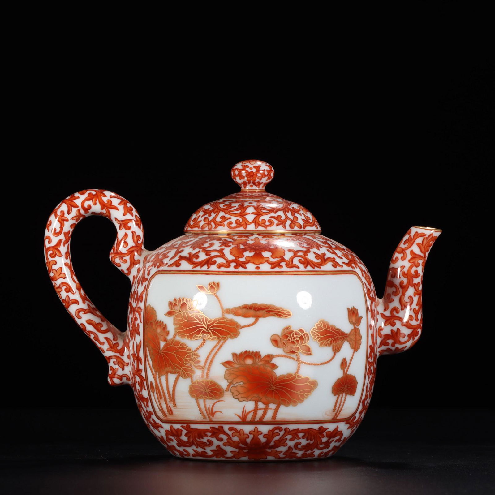 A GILT-DECORATED FAMILLE-ROSE TEAPOT AND COVER.MRAK OF (1 of 9)