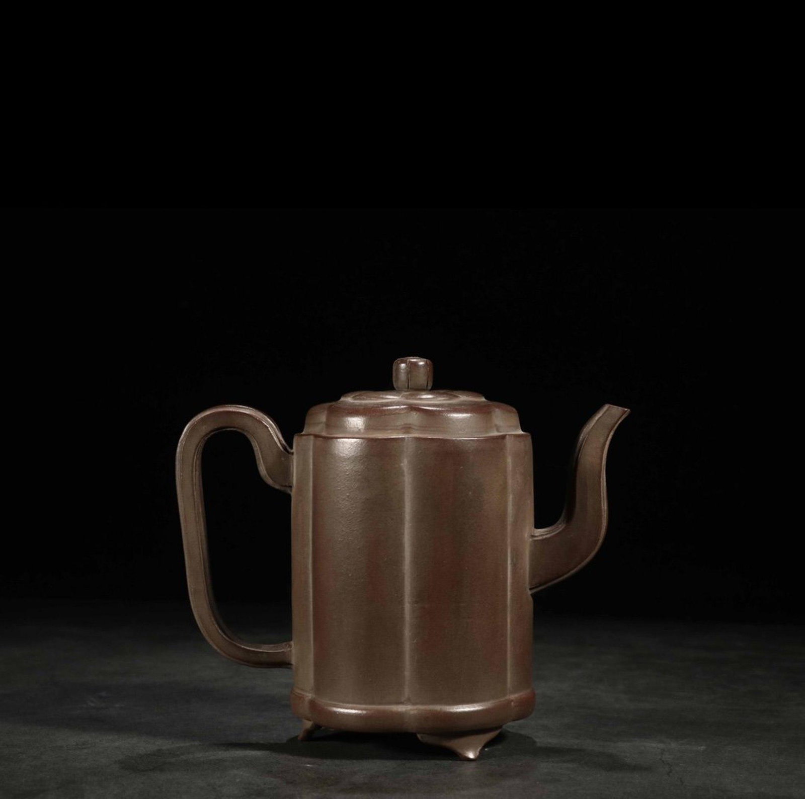 A YIXING TEAPOT AND COVER: A YIXING TEAPOT AND COVER “贡局”款梅花紫砂壶