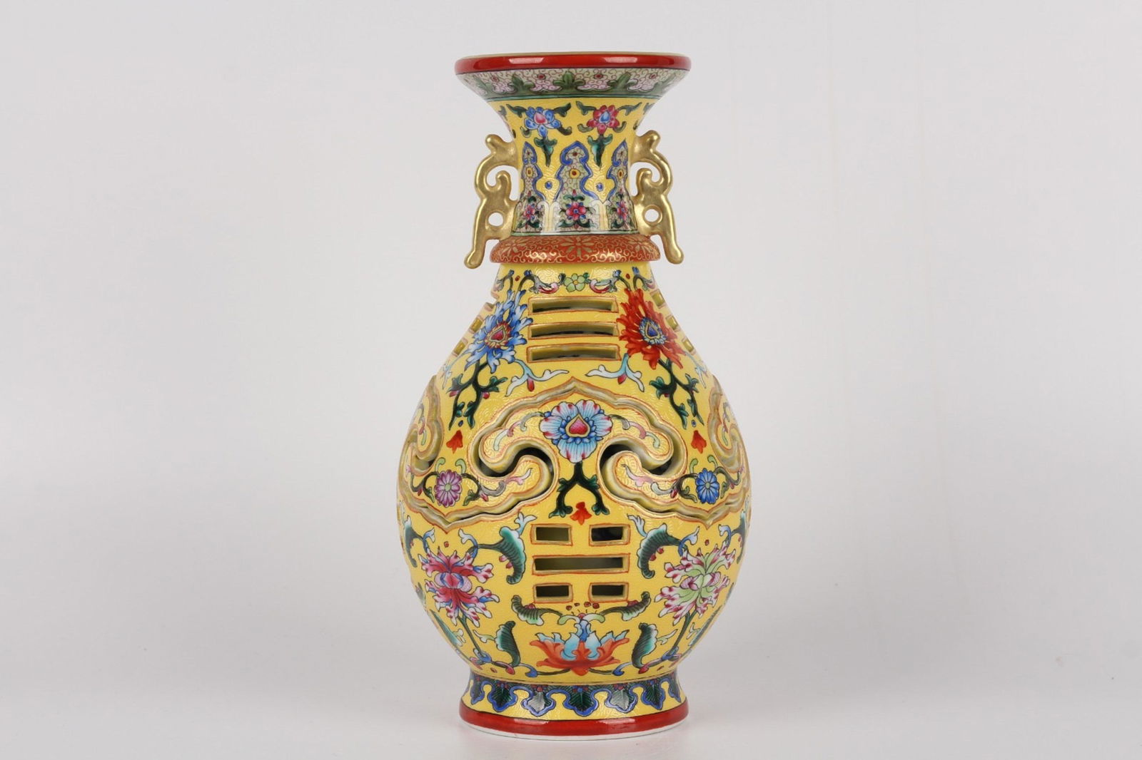 A YELLOW-GROUND FAMILLE-ROSE VASE.MARK OF QIANLONG (1 of 9)