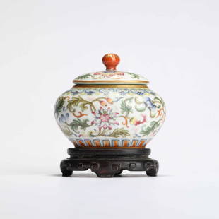 An Enameled Interlocking Lotus Water Coupe And Cover: An Enameled Interlocking Lotus Water Coupe And Cover 清乾隆 珐琅彩缠枝莲纹带盖水呈