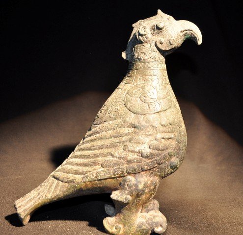A BRONZE BIRD (SHANG/WESTERN SHOU DYNASTY).: A BRONZE BIRD SHANG/WESTERN SHOU DYNASTY.10'' H