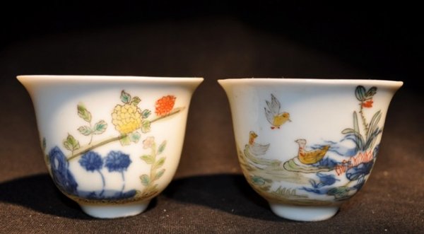 A PAIR FINE FAMILLE VERTE MONTH CUPSKANGXI SIX-CHA: A PAIR FINE FAMILLE VERTE MONTH CUPS KANGXI SIX-CHARACTER MARK IN UNDER GLAZE BLUE WITHIN A DOUBLE CIRCLE AND OF THE PERIOD (1662-1722)The deep thinly potted sides rising to a slightly ever ted rim, d