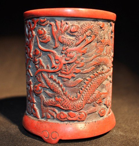 A CARVED CINNABAR LACQUER DRAGON BRUSHPOT. (MING D: A CARVED CINNABAR LACQUER DRAGON BRUSHPOT. MING DYNASTY. 4''H