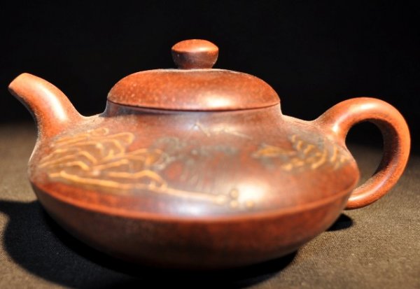 A YI XING TEAPOT (MING DYNASTY. )MARKS OF '' SHI D: A YI XING TEAPOT MING DYNASTY. MARKS OF'' SHI DA BING''2 3/4''H