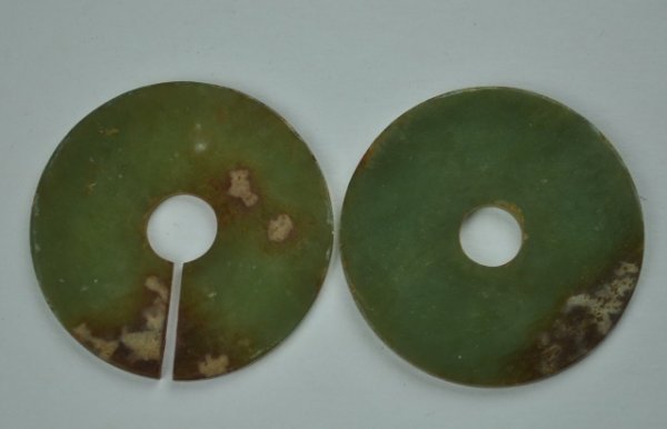 A PAIR OF GREEN JADE DISC.( SHANG DYNASTY): A pair of green jade disc.(SHANG DYNASTY) 2 1/4'' DIAM.