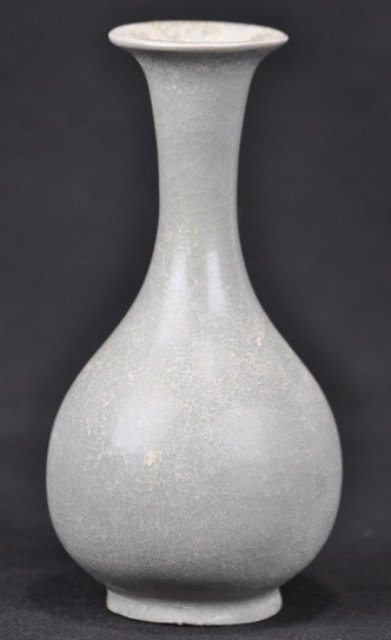 A YAOZHOU (YUHUCHUNPING) (SONG DYNASTY): A yao zhou ( YU HUCHUNPING ) (SONG DYNASTY)8 1/4'' H