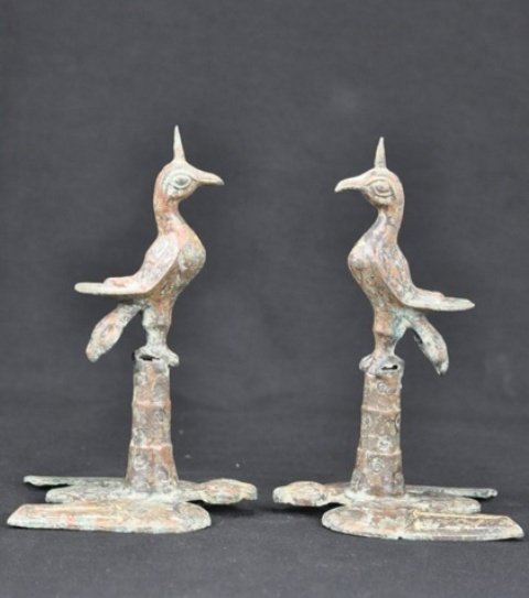A PAIR OF SILVER INLAID BRONZE BIRD CANDLESTICKS.(: A pair of sliver-inlaid bronze bird candlesticks.(han dynasty)9''H