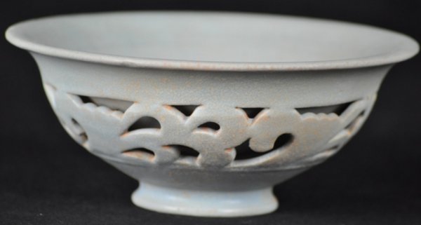 A CELADON GLAZED YAO ZHOU BOWL.(SONG DYNASTY): A celadon glazed yao zhou bowl.(Song Dynasty) 6 1/4 diam