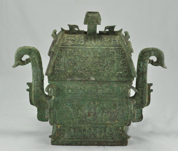 LARGE BRONZE RITUAL WINE VESSEL. (W. ZHOU DYN.): A large bronze ritual wine vessel and the cover .14''x15''. (Western Zhou Dynasty.)