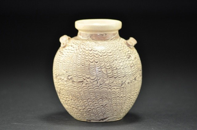 A FINE MARBLED JAR.( TANG DYNASTY): with bands of brown and buff marbling radiating from the center. 5 3/4''in H