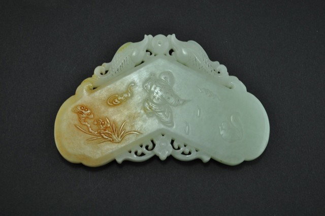 A WHITE JADE PLAQUE (19TH CENTURY ): decorated with boy and bats and four character.4 3/4''in.