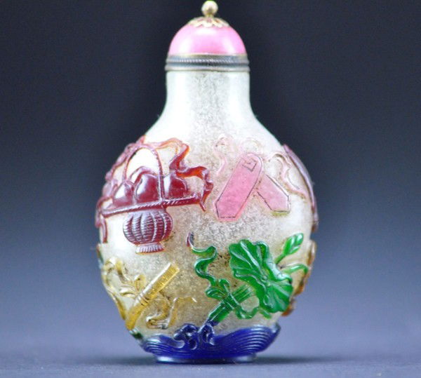 A FIVE-COLOR OVERLAY 'SNOWSTORM' GLASS SNUFF BOTTL: A FIVE-COLOR OVERLAY 'SNOWSTORM' GLASS SNUFF BOTTLE. A five colored overlay snowstorm glass snuff bottle.3''in H