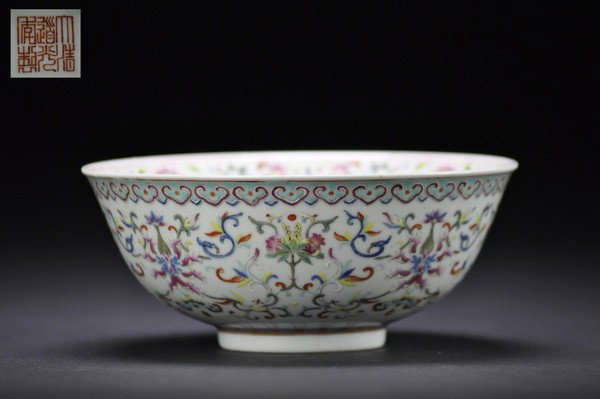 A FAMILLE-ROSE BOWL. ( MARK AND PERIOD OF DAOGUANG): - A FAMILLE-ROSE BOWL. ( MARK AND PERIOD OF DAOGUANG) the exterior decorated with lotus scroll and interior painted with bats and florals .six character mark on base. 6.5 x 15 cm.