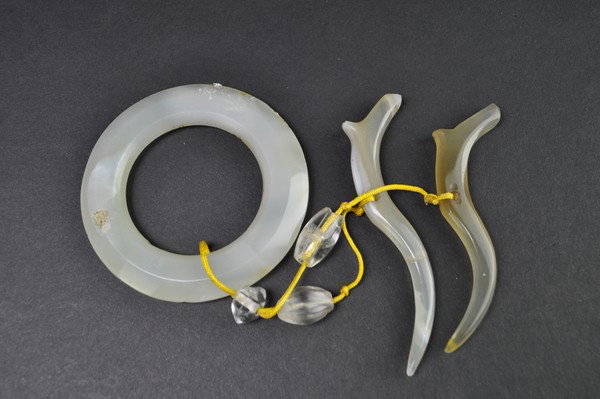 A SET OF AGATE PLAQUE. (HAN DYNASTY): - A SET OF AGATE PLAQUE. (HAN DYNASTY) a set of agate plaque. (HAN DYNASTY) 7 cm 7.5 cm.