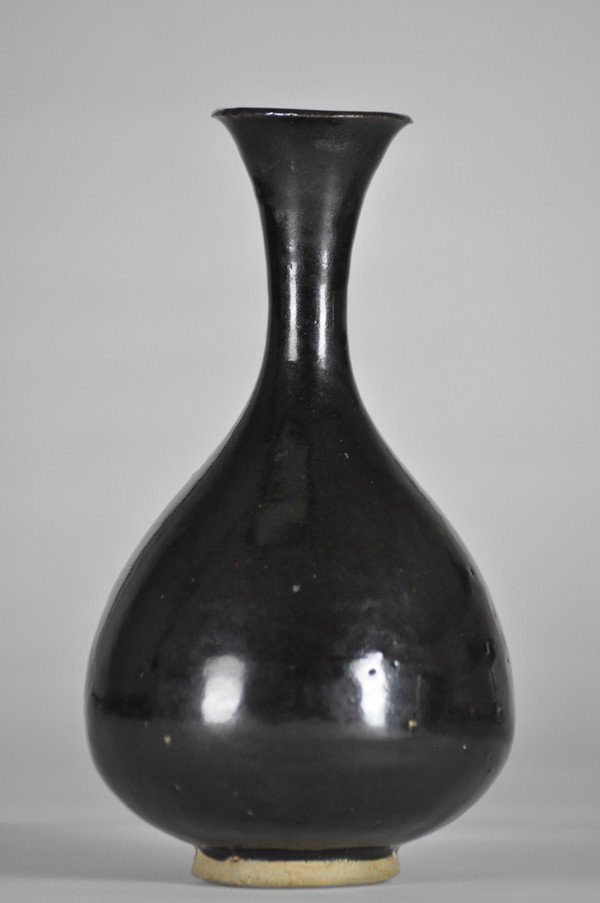 A BLACKISH -BROWN-GLAZED VASE.YUHUCHUNPING. (SONG D: - A BLACKISH -BROWN-GLAZED VASE.YUHUCHUNPING. (SONG DYNASTY) The pear-shaped body surmounted by a slender neck rising to a flared mouth, covered overall with black-brown glaze .26.5 cm H.
