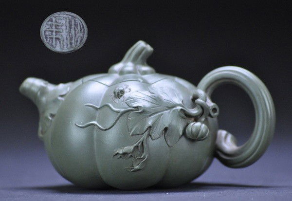 A ZISHA TEAPOT AND COVER.(MADE BY WANG YIN XIAN)(?: - A ZISHA TEAPOT AND COVER.(MADE BY WANG YIN XIAN)(????) A ZISHA TEAPOT AND COVER.(MADE BY WANG YIN XIAN)(????)7cm H