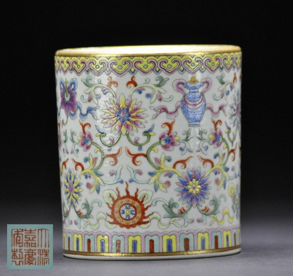 A FAMILLE-ROSE BRUSHPOT.(MARK AND PERIOD OF JIAQIN: - A FAMILLE-ROSE BRUSHPOT.(MARK AND PERIOD OF JIAQING) The sides decorated with the Eight Buddhist Emblems arranged above and below four lotus sprays, the bajixiang in the lower register alternating w
