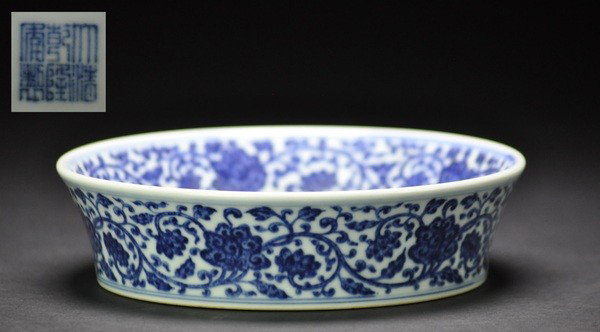 A BLUE AND WHITE BOWL. (MARK AND PERIOD OF QIANLON: - A BLUE AND WHITE BOWL. (MARK AND PERIOD OF QIANLONG) thinly potted with rounded sides rising to a slightly flared rim, the interior painted with five of bats confronted lotus scroll, repeated as on 