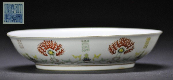 A FAMILLE-ROSE DISH.(MARK AND PERIOD OF QIANLONG): - A FAMILLE-ROSE DISH.(MARK AND PERIOD OF QIANLONG) The interior painted with five bats in iron red and exterior with lotus scroll design,QianLong mark on base.4x18.5cm.