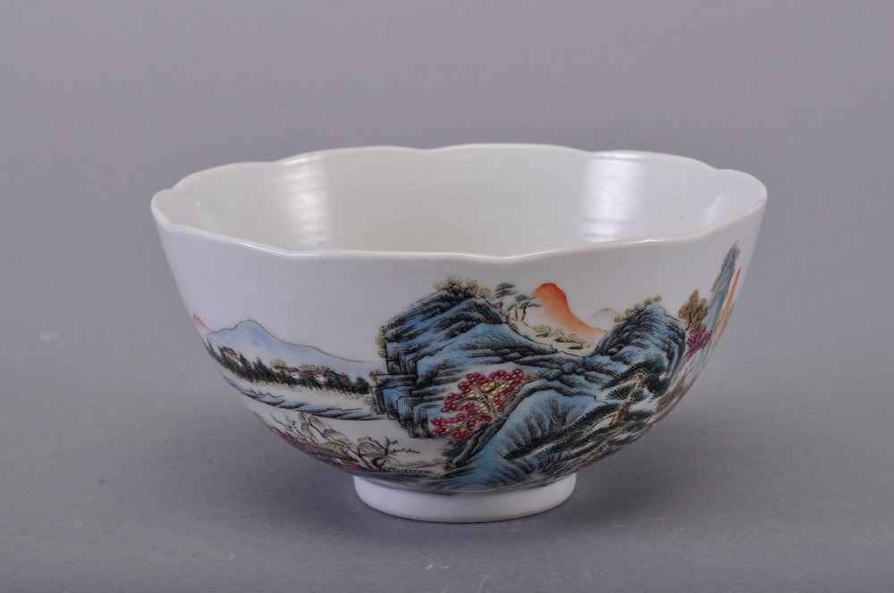 A FAMILLE-ROSE BOWL: 乾隆款 粉彩同景紋碗 MARK OF QIANLONG The bowl's exterior is decorated with a few small town houses surrounded by numerous blue mountains and vario