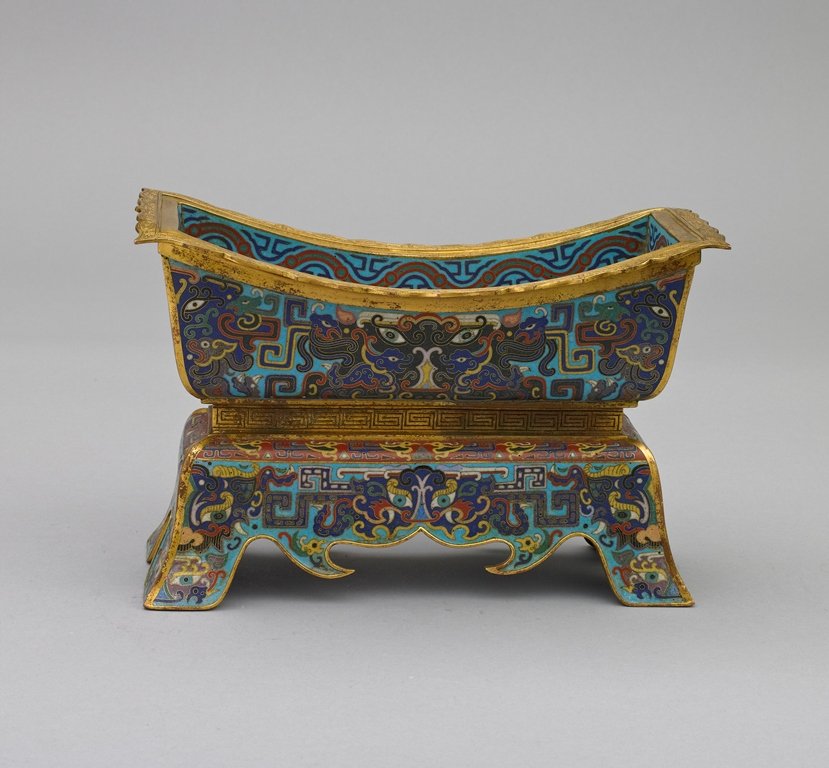 A CLOISONNE ENAMEL INCENSE BURNER: 清乾隆 銅胎插絲琺瑯香熏 QIANLONG PERIOD The burner is a mixture of blue, gold and red color tone overall and is decorate with imperial