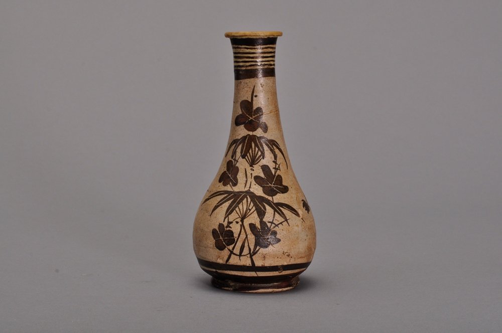 A PAINTED CIZHOU TYPE VASE: 南宋 梅竹紋膽瓶 SOUTHERN SONG DYNASTY The vase is cizhou style and brown color tone overall, the exterior decorate with flower sprays. 6 1/2 in. (16.5 cm) tal