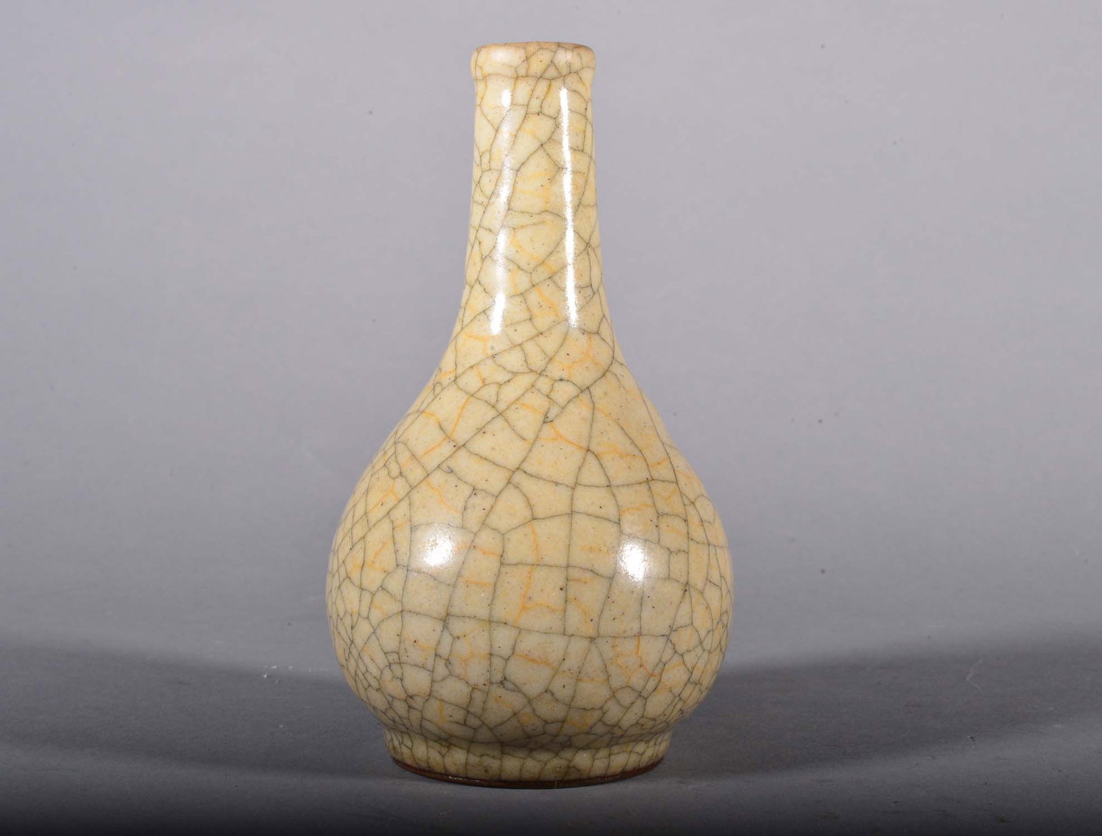 A GE-GLAZED BOTTLE VASE.SONG PERIOD (1 of 4)