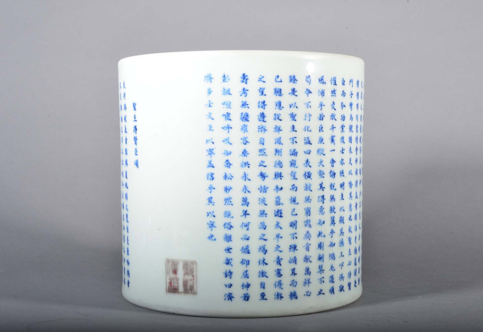 A BLUE AND WHITE BRUSHPOT.BITONG .KANGXI PERIOD (1 of 6)
