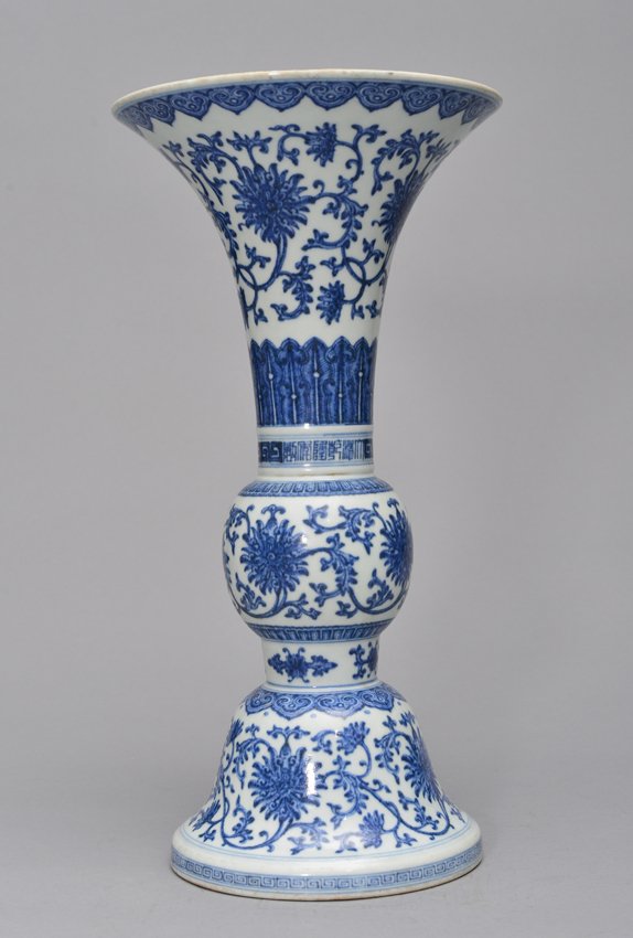 A BLUE AND WHITE BEAKER VASE