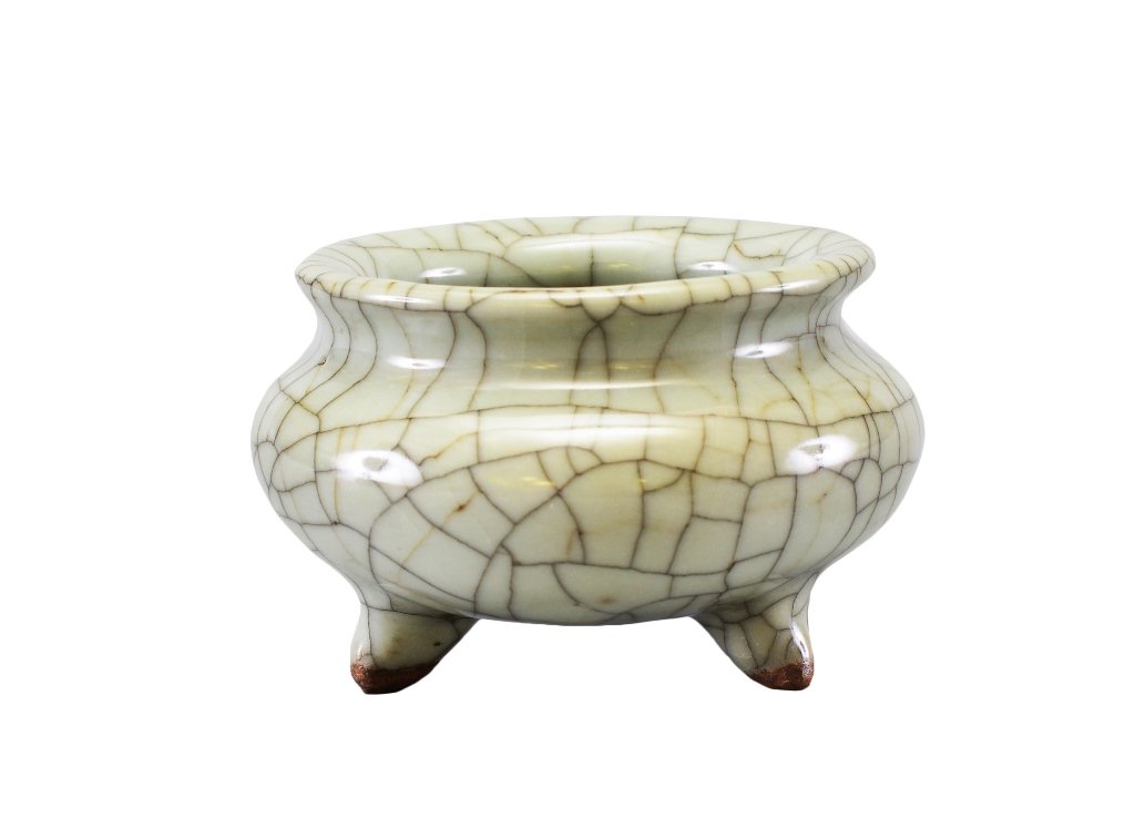 A GE-TYPE GLAZED TRIPOD CENSER: The censer and cover is of wide globular- shaped and overall a light and dark gray color tone. The external is light gray and decorated with numerous crack- like designs. 2 1/4 in. (5.7 cm) tall, 3 1/