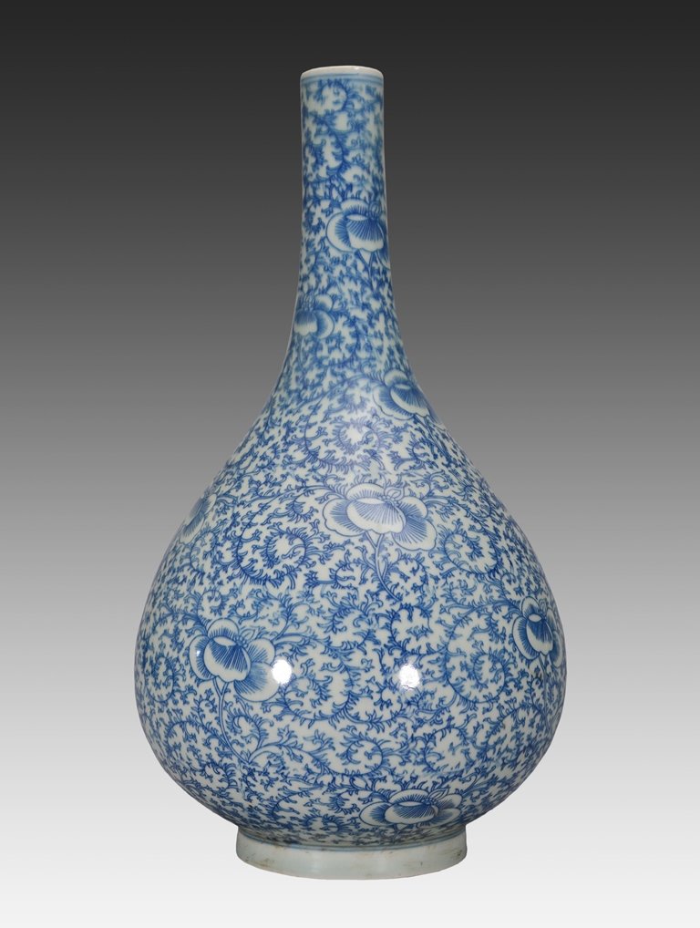 A LARGE BLUE AND WHITE BOTTLE VASE (1 of 6)