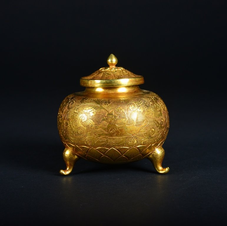 A GILT-SILVER TRIPOD JAR AND COVER (1 of 5)