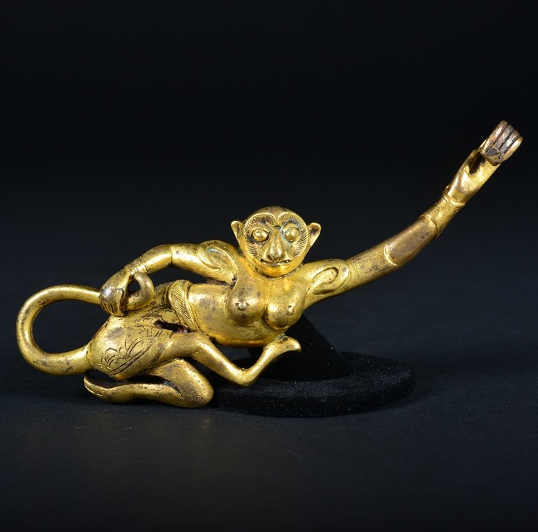 A GILT-BRONZE BELT HOOK (1 of 2)