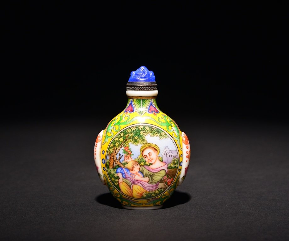 A PAINTED ENAMEL 'EUROPEAN LADY' WHITE GLASS SNUFF (1 of 5)