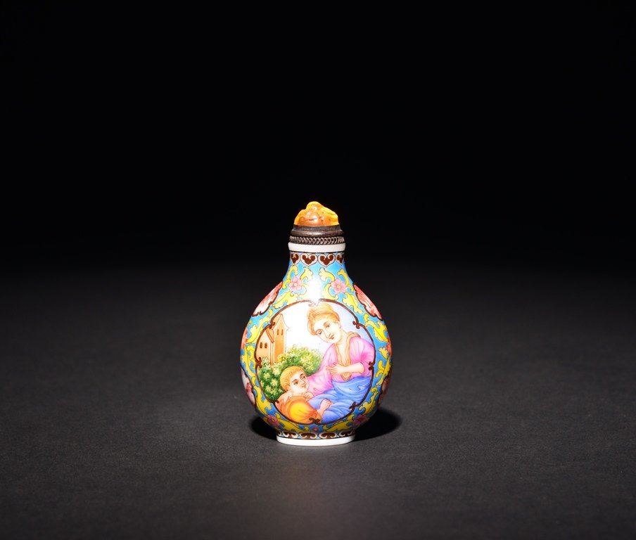 A PAINTED ENAMEL 'EUROPEAN LADY' WHITE GLASS SNUFF (1 of 5)