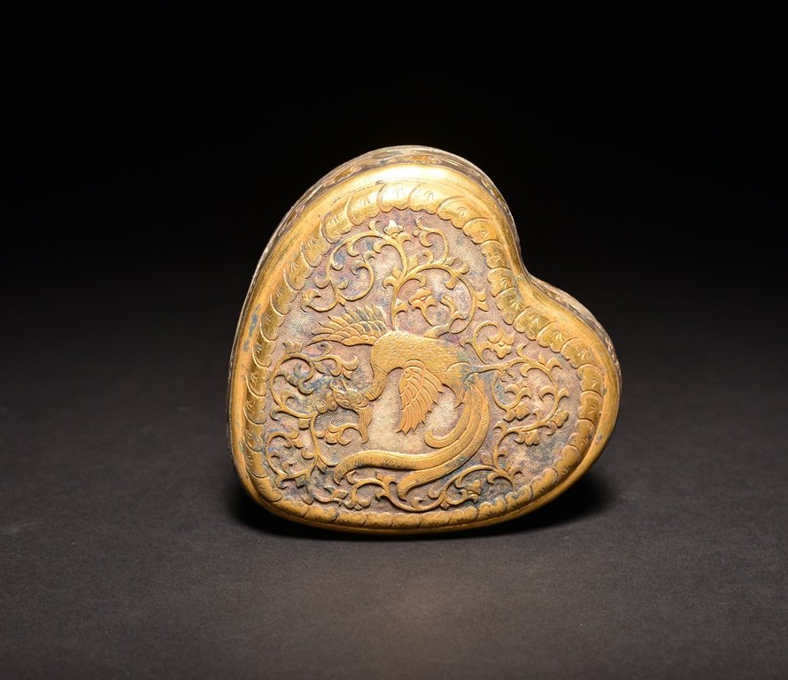 A GILT-SILVER BOX AND COVER (1 of 4)