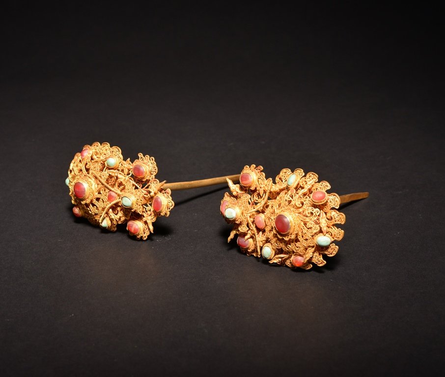 A SILVER GEM-STONE INLAID HAIRPIN (1 of 3)