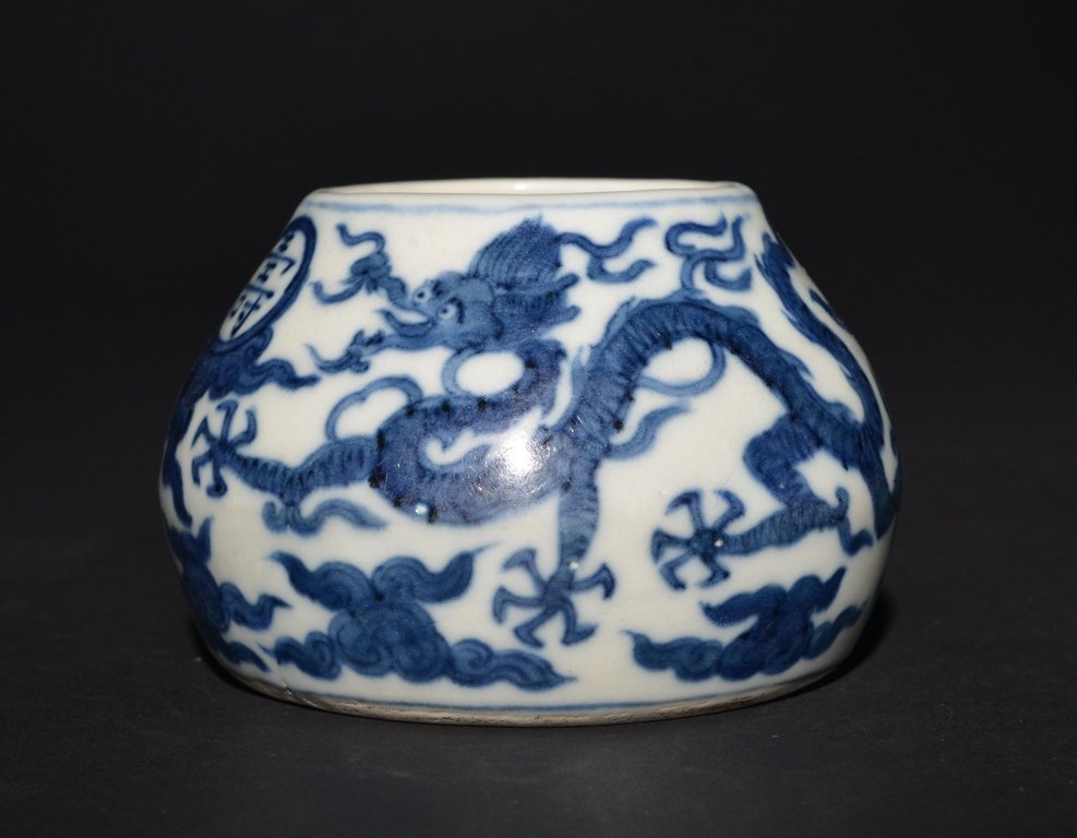 A BLUE AND WHITE DRAGON WASHER (1 of 5)