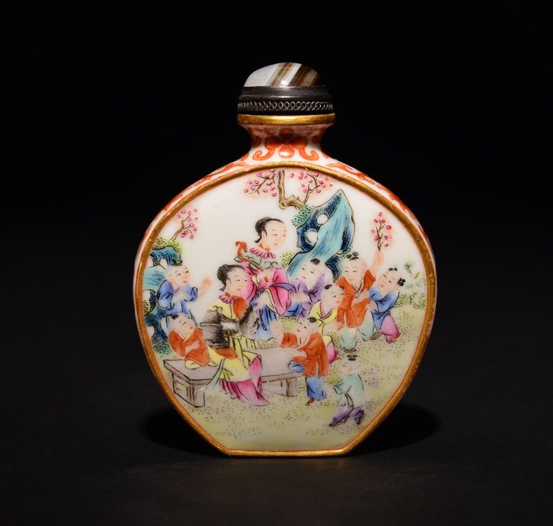 A FAMILLE-ROSE SNUFF BOTTLE (1 of 5)