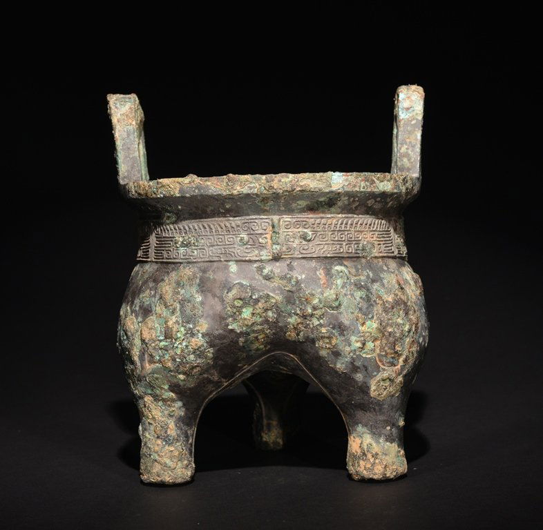 AN ARCHAIC BRONZE RITUAL FOOD VESSEL (1 of 6)