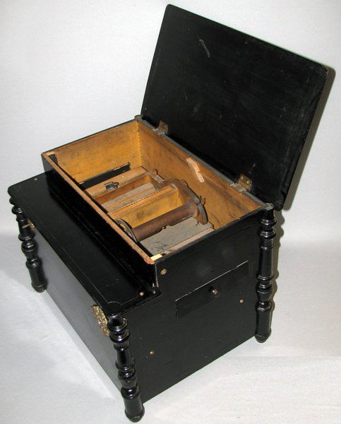 19TH CENTURY MIGNON ORCHESTRONE ROLLER ORGAN: Marked Mignon Patent DR No. 4888 Brevet. Organette is housed in ebonised wood case. Bellows and reeds intact and working. No music rolls. Mechanically and cosmectically sound, needs main and return cr