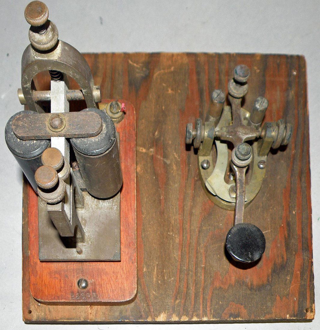 B&O RAILROAD TELEGRAPH KEY AND RECEIVER: The receiver is on original wood base with B&O embossing. Size: 5" long