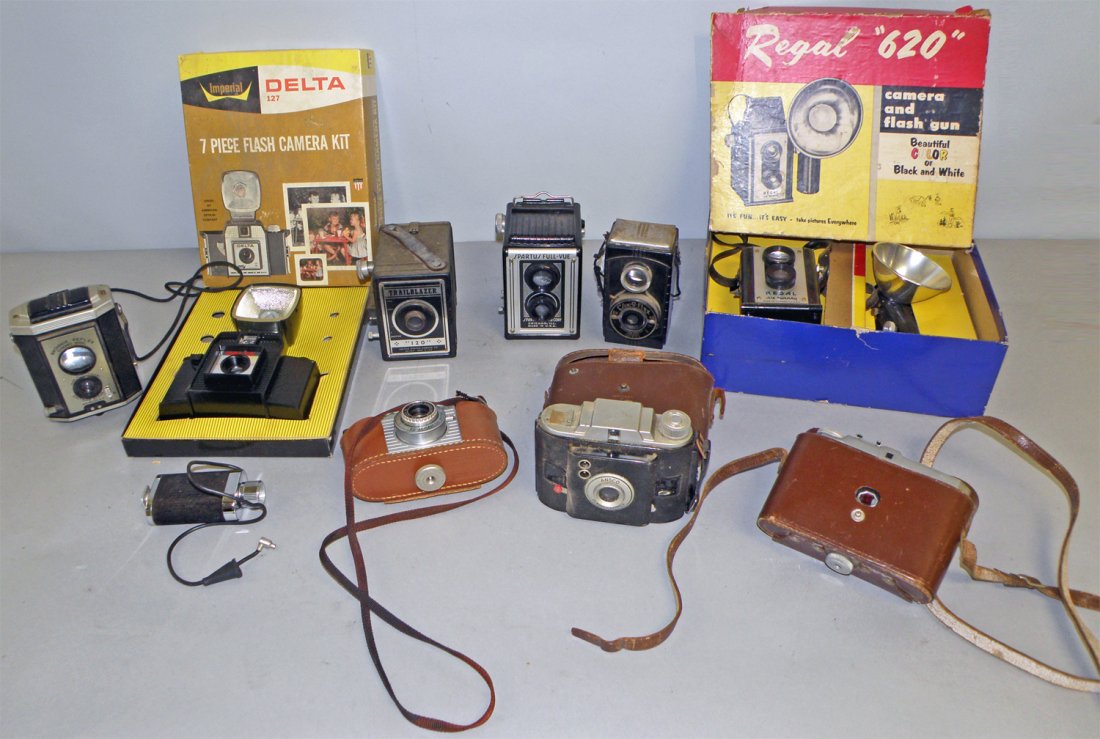 LOT OF CAMERAS: Includes box Regal 620, boxed Delta 127, Brownie Reflex, Kodak Pony 828 and others. Varies