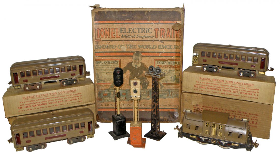 BOZED LIONEL STANDARD GAUGE TRAIN SET: Set #352E includes #10 locomotive #338 Observation car #337 Pollman Car x2 with original boxes, also comes with extra lights ect. Original box shows wear, tape repairs to one end. Box: GOOD-VG 20" x 1